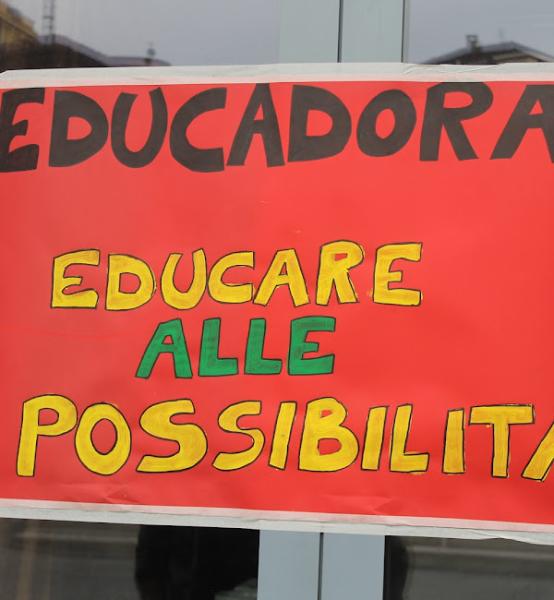Cartellone con scritto "Educadora Educare alle possibilità"